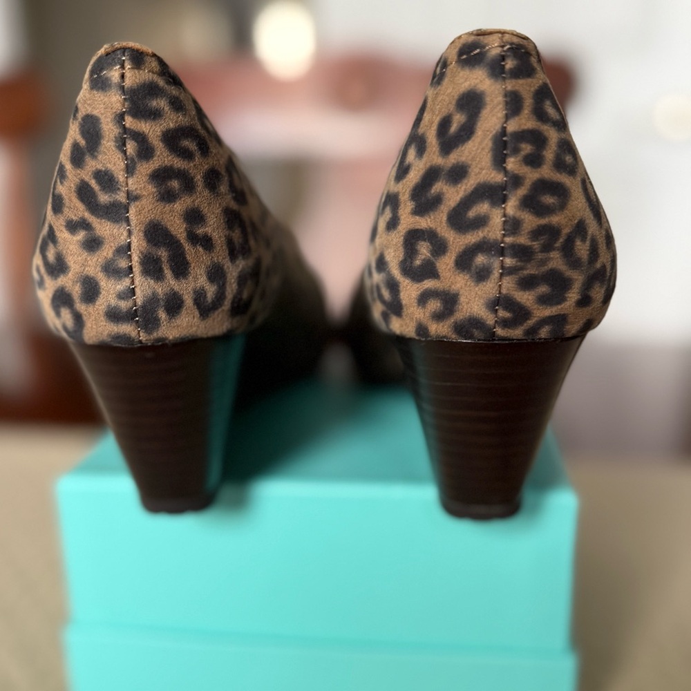 Sofft Leopard print wedge heel shoes Sz 7.5 - Picture 5 of 9